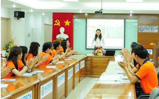 Sinh viên HUTECH trong giờ học kỹ năng mềm.
