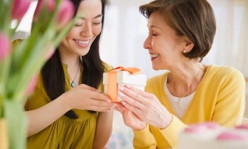 Ba goi y qua tang me dip cuoi nam hinh anh