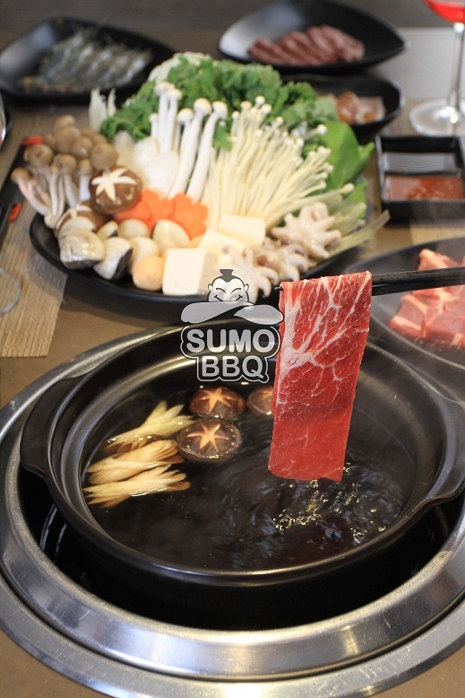 Đừng bỏ qua món lẩu Chanko nóng nóng với nước dùng thanh ngọt, dịu mát giúp cân bằng khẩu vị bữa tiệc thịt nướng.