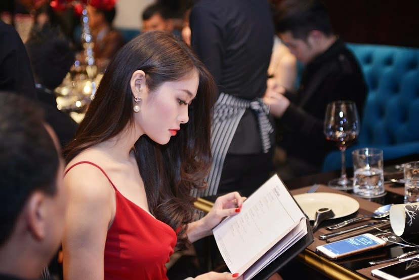 Thực khách bị cuốn hút bởi menu vô cùng phong phú.