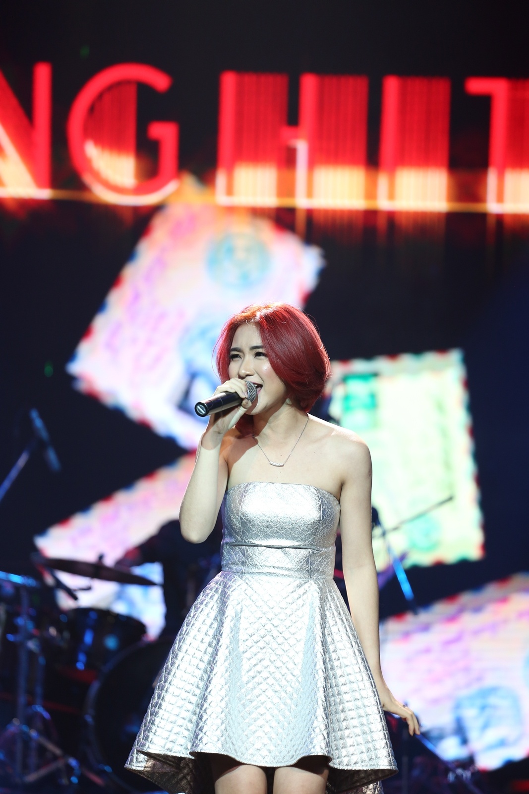 Với tính cách ngọt ngào và nhí nhảnh, Hoà Minzy thể hiện trọn vẹn cảm xúc của cô gái mới lớn với nhừng tình cảm trong sáng ngây ngô trong hit của mình Thư chưa gửi anh.