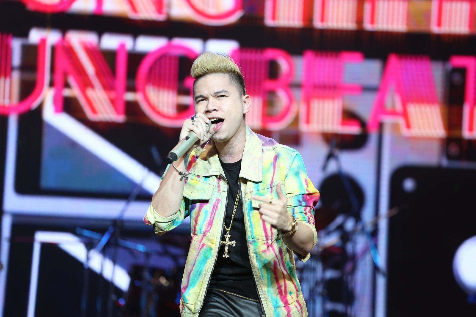 Hoàng Tôn xuất hiện với Young hits young beat và tạo nên bầu không khí sôi động cho đêm gala Bài hát yêu thích.