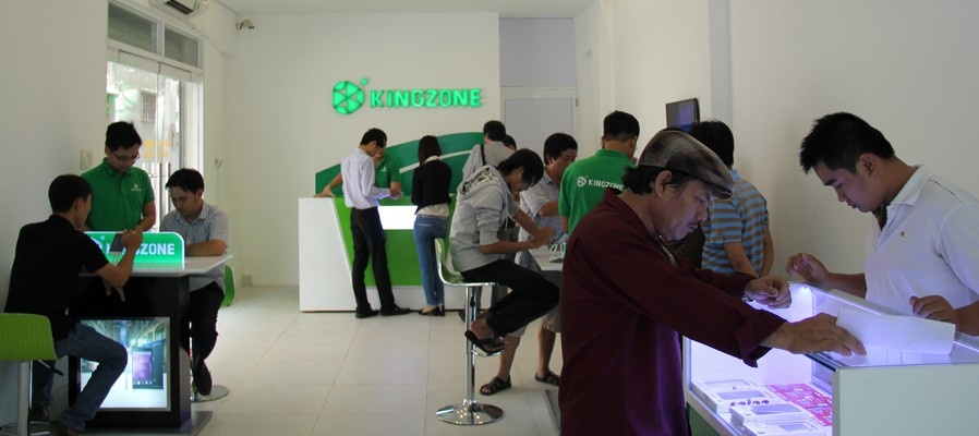 Các showroom luôn kín khách tham quan và mua sắm.