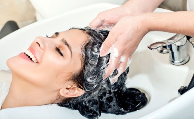 Tóc xoăn cần được chăm sóc bằng những sản phẩm dầu gội chuyên biệt để đảm bảo độ ẩm và giữ nếp tốt.