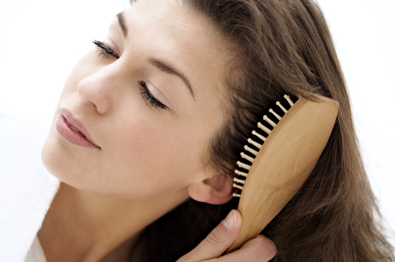 Tóc gàu, da đầu dầu đòi hỏi bạn gái có phương pháp chăm sóc tóc chuyên biệt. (Ảnh: beautyhacks)