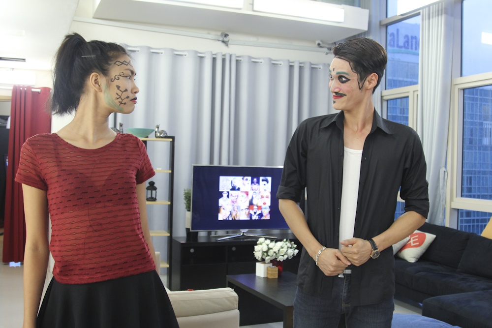 Nguyễn Oanh buộc tóc đuôi ngựa gọn gàng trong phần tập trang điểm.