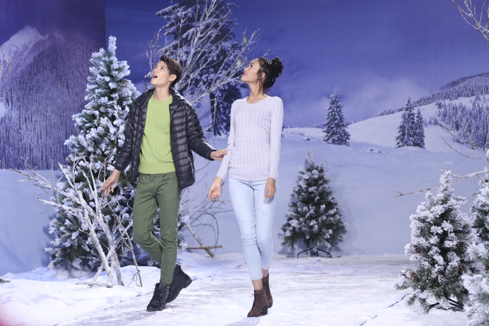 Mái tóc búi cao và đánh rối được giữ nếp bằng xịt tạo kiểu TRESemmé Extra Hold đem đến hình ảnh nữ tính, dịu dàng cho Nguyễn Oanh.