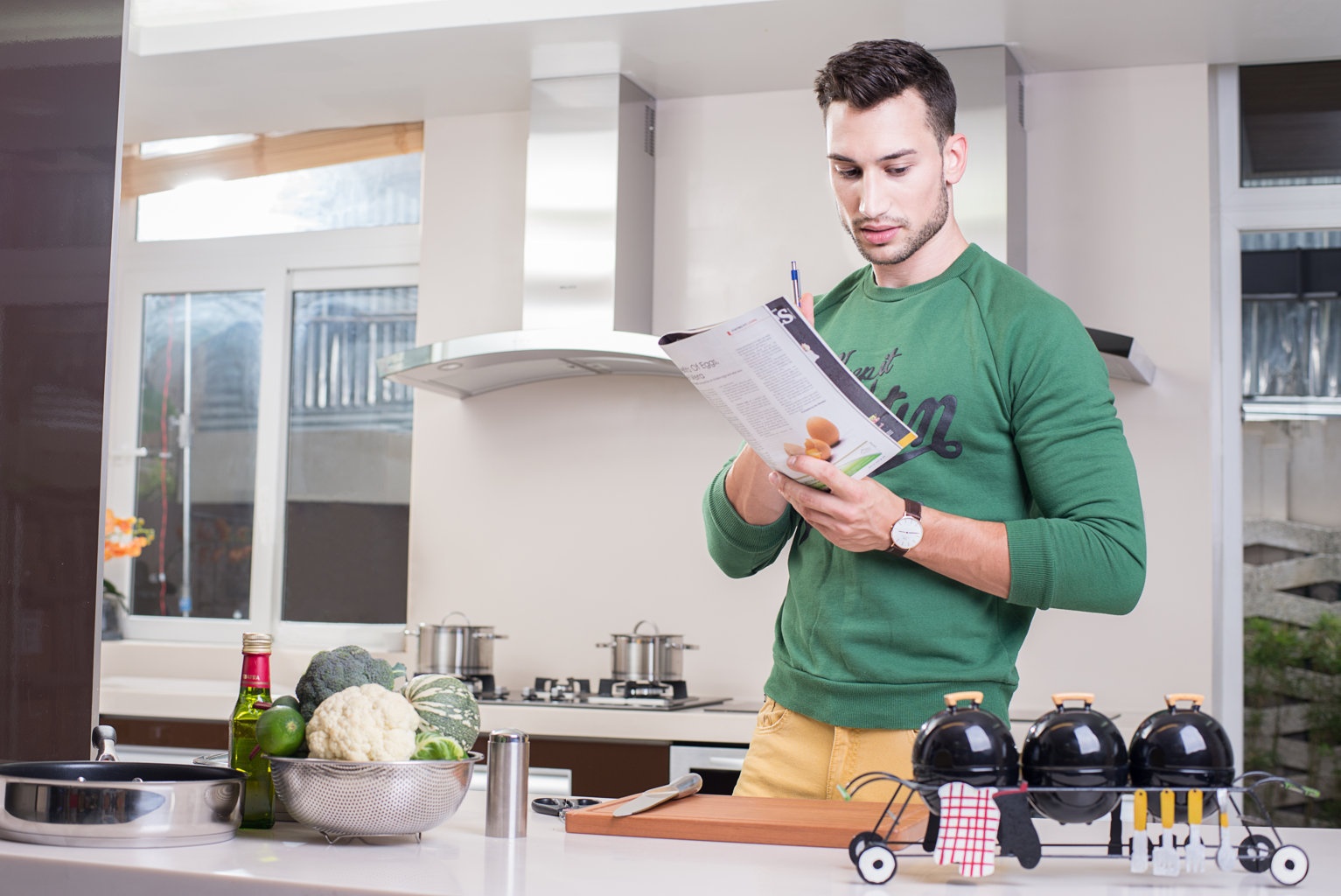 Chàng mẫu Tây sở hữu vẻ đẹp mạnh mẽ, phóng khoáng, hiện đại.