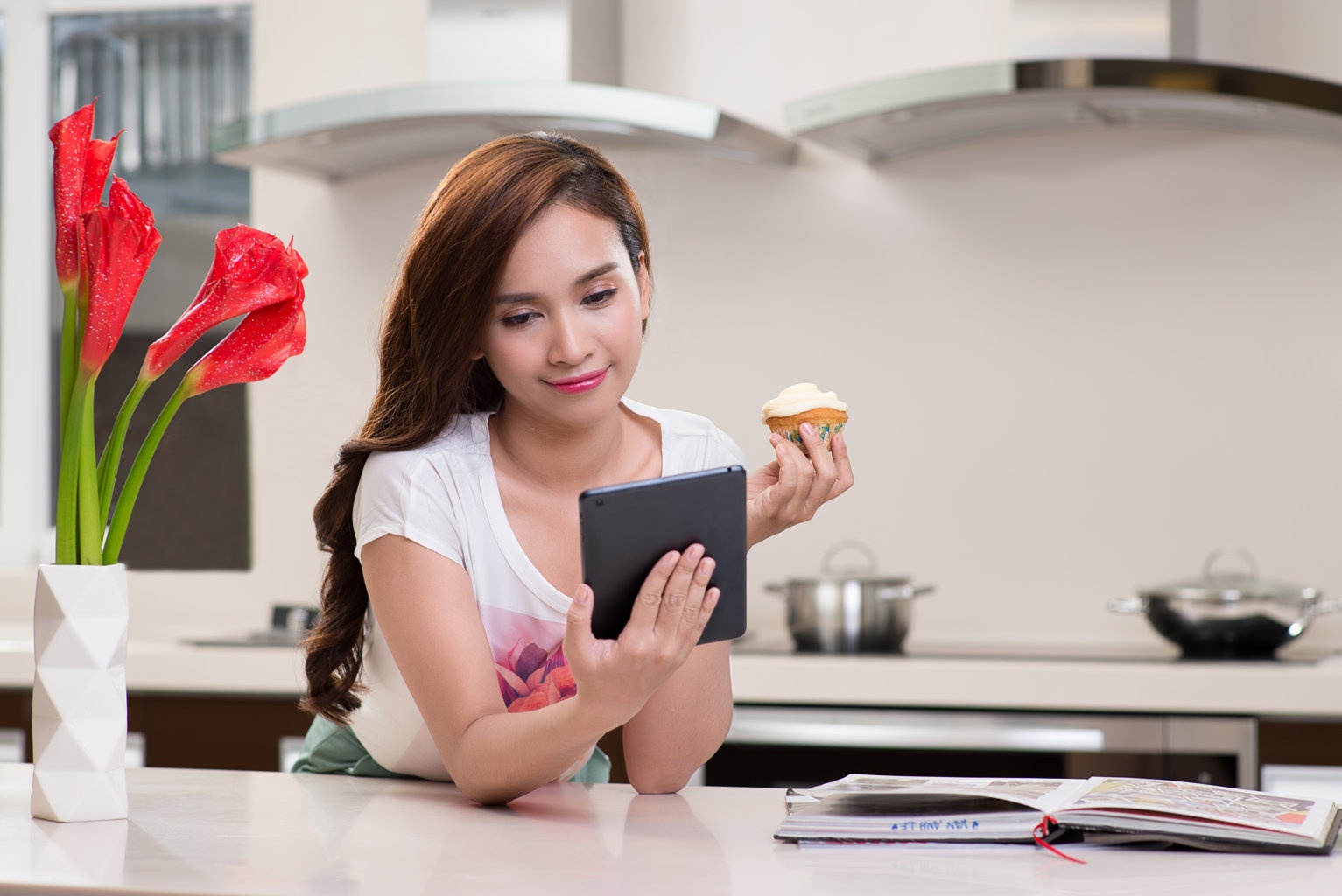   Trong khi ca sĩ Ái Phương có vẻ ngọt ngào, duyên dáng rất Á Đông.  