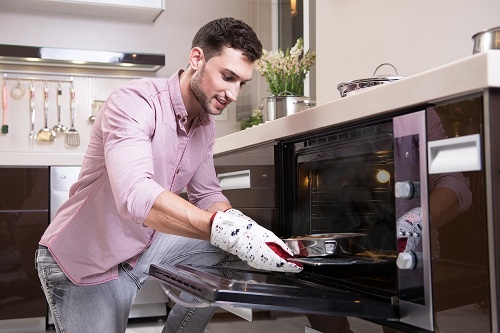 Chàng trai thể hiện sự ga-lăng khi làm bánh cùng cô.