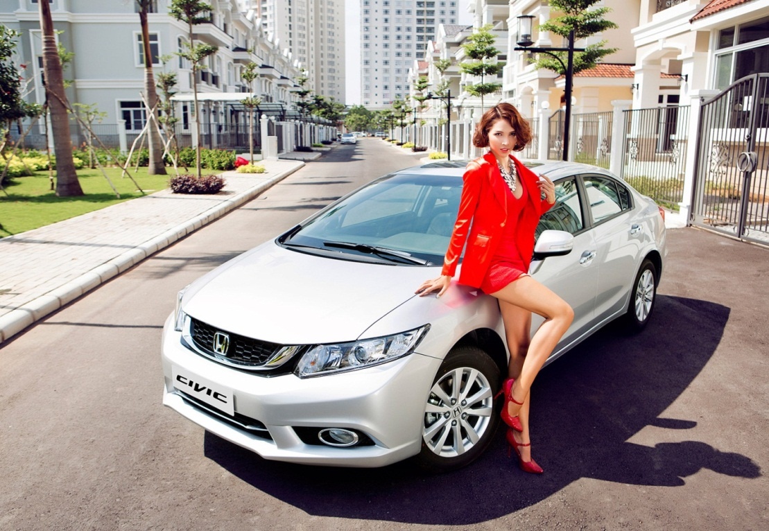   Ở một hình ảnh khác, trang phục suretone màu đỏ khiến cô toát lên vẻ ngọt ngào, nữ tính.