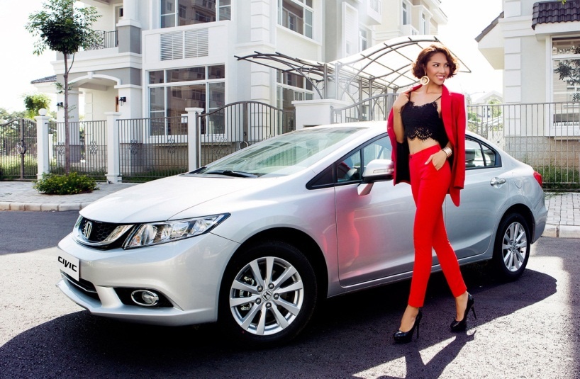   Đầu xe thêm cuốn hút và thể thao với phong cách mới mẻ. Lưới tản nhiệt phía trước được thiết kế mới hoàn toàn, từ kiểu 3 nan sang dạng tổ ong sơn đen được điểm xuyết bằng thanh crôm sáng bóng với thiết kế uốn lượn đầy tinh tế. 