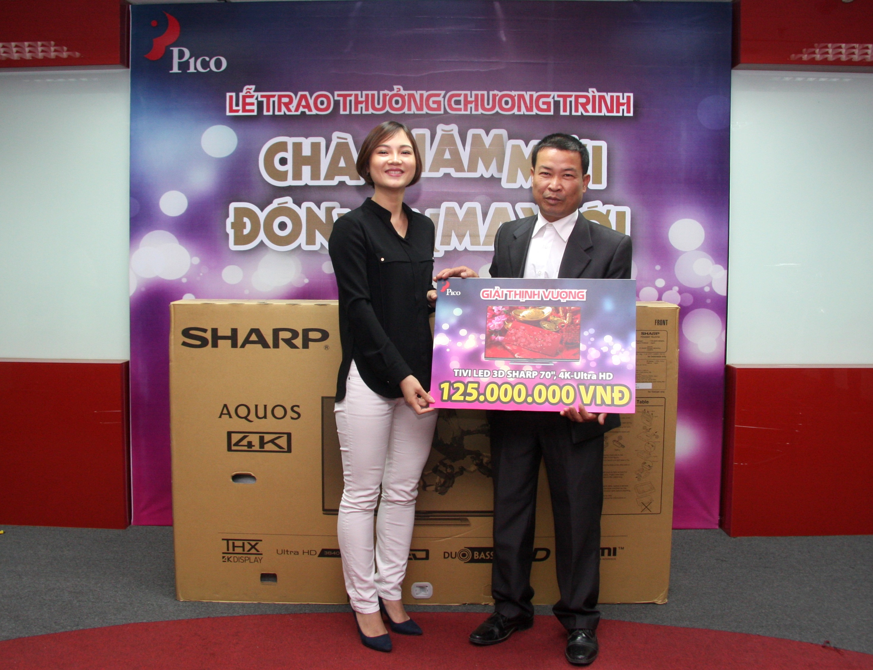 Ông Đỗ Xuân Đoàn nhận thưởng TV Sharp 4K trị giá 125 triệu đồng từ đại diện Pico.
