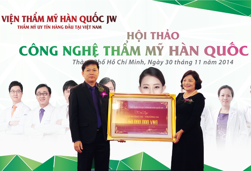ThS.BS Nguyễn Phan Tú Dung trao 50 triệu đồng cho bà Nguyễn Thị Như Thủy, Phó Chủ nhiệm Quỹ Hoàng Sa Trường Sa thân yêu.