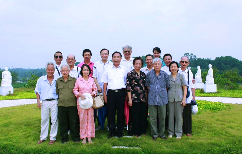 Khách hàng du lịch và thăm quan dự án chụp ảnh kỷ niệm.