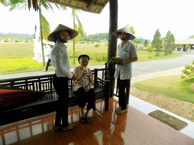 Đội ngũ lễ tân dịu dàng, ân cần và được đào tạo chuyên nghiệp.