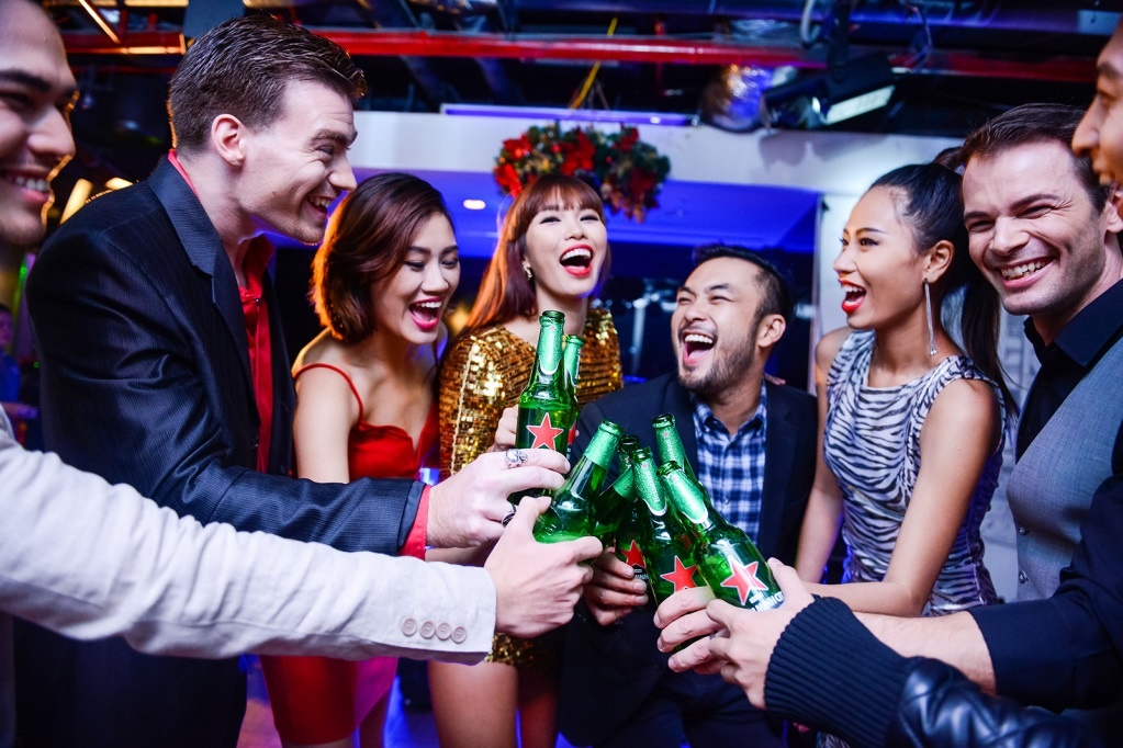 Những bản EDM lôi cuốn đã khiến cho Hà Anh cùng bạn bè không thể ngồi yên. Họ đã có những giây phút tuyệt vời khi nhảy cùng nhau, thưởng thức những chai Heineken mát lạnh và tận hưởng không khí lễ hội tưng bừng.