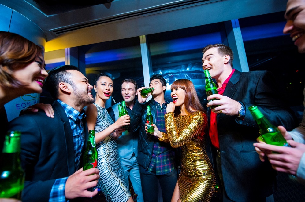  Ảo thuật gia Petey Nguyễn đã tặng Hà Anh và bạn bè những bất ngờ thú vị với màn ảo thuật biến hóa và những câu chuyện hài hước.