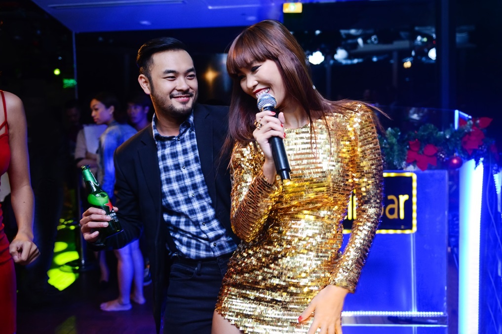 Tiec nam moi ruc ro va soi dong cua Ha Anh hinh anh