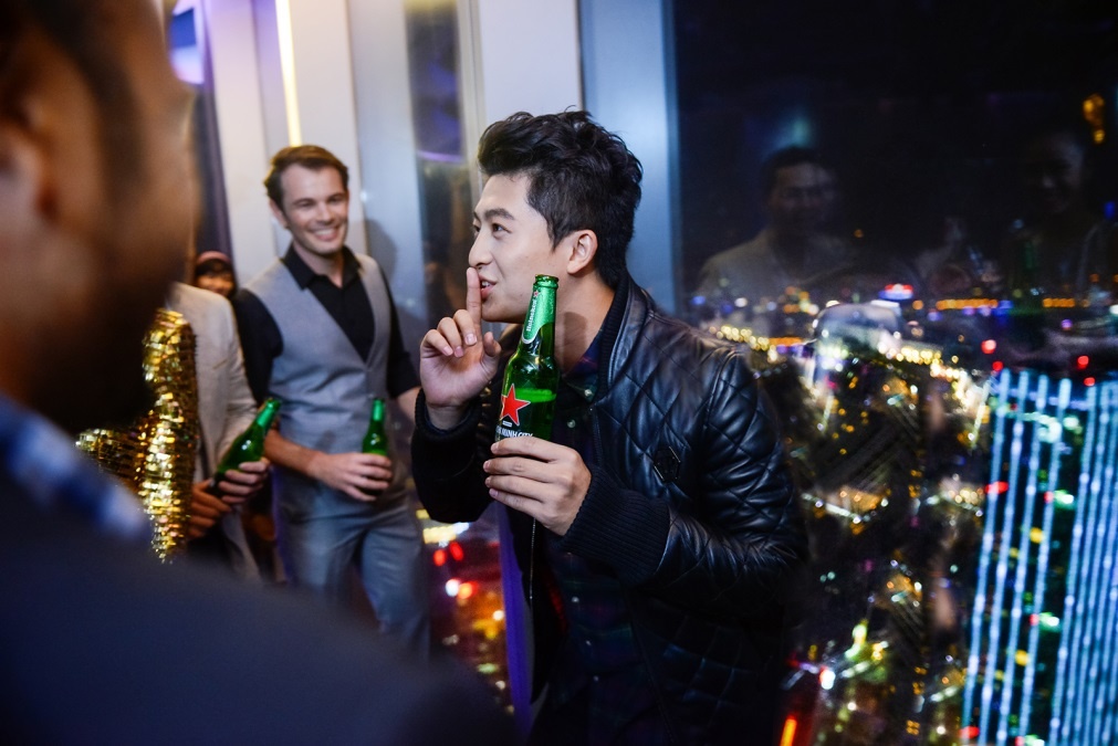 Harry Lu ra hiệu cho tất cả mọi người cùng nhìn về phía bầu trời, ngắm thành phố lung linh về đêm trong ánh đèn và đếm ngược tới những màn trình diễn pháo hoa lộng lẫy.