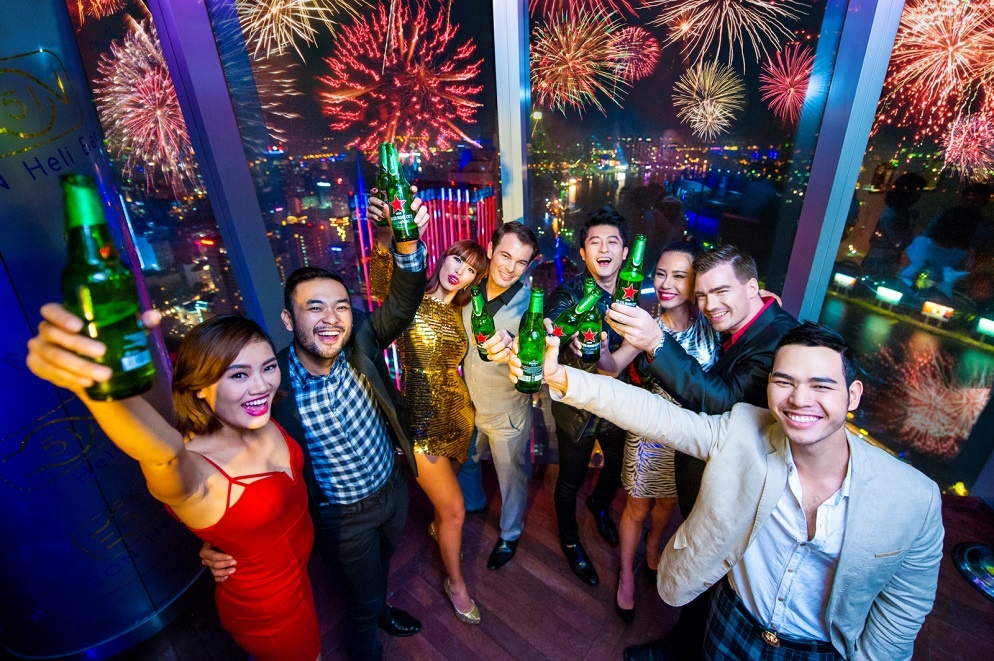  Tất cả nâng ly cùng chúc mừng nhau một năm mới đầy hứng khởi, rực rỡ.