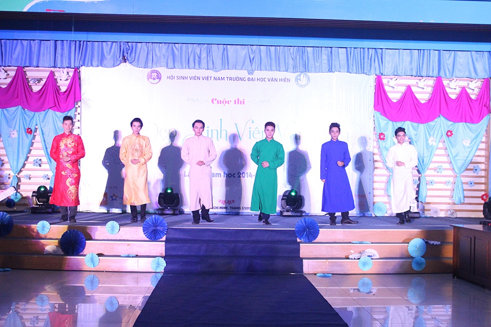 Phần thi trình diễn áo dài.