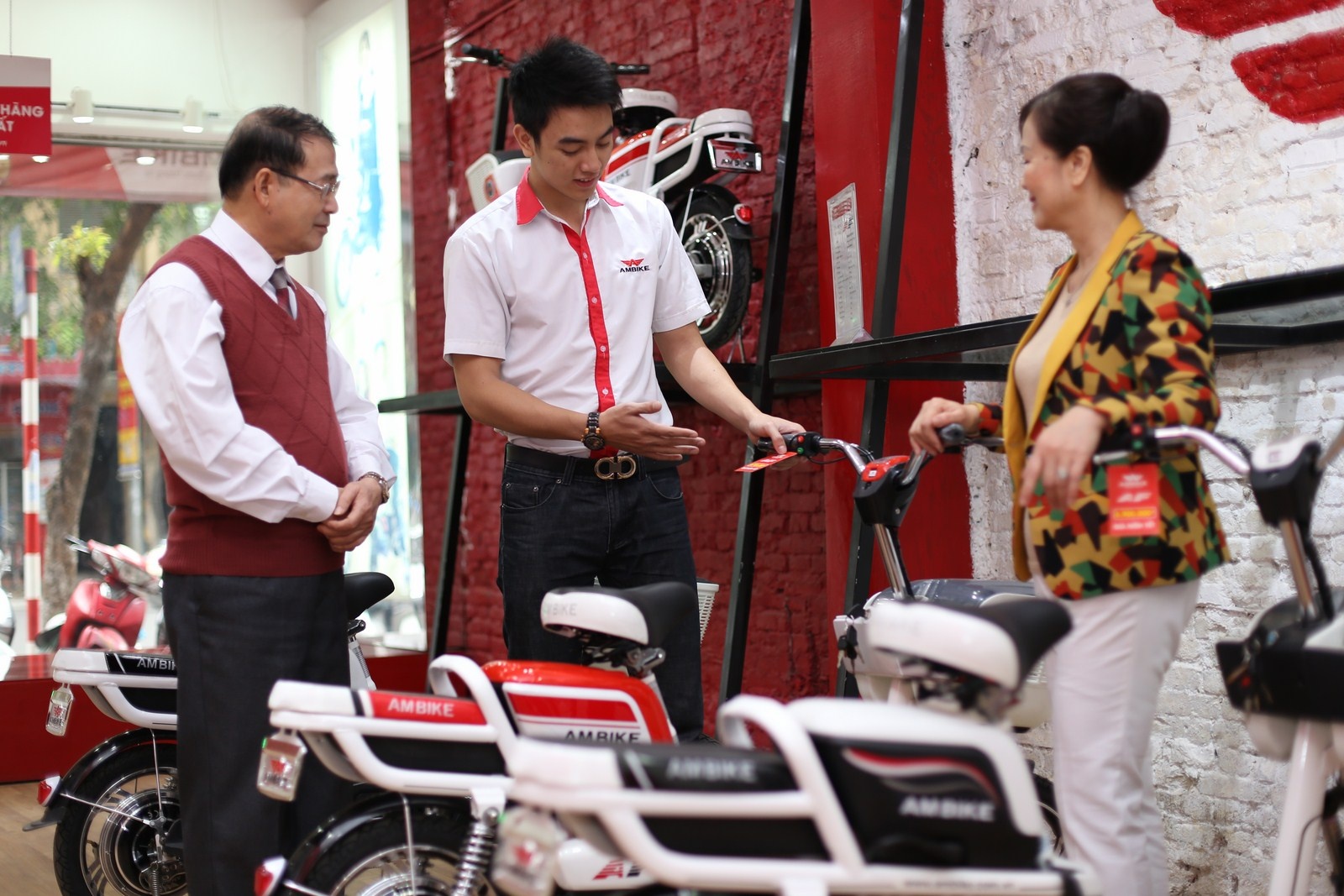 Ambike tang 300 trieu cho khach hang dip Tet hinh anh