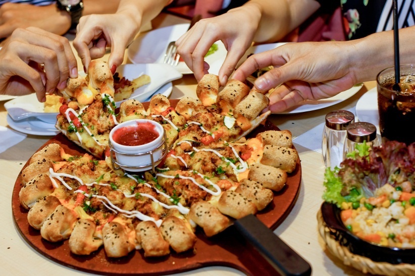 Khoảnh khắc sẻ chia cùng pizza “chấm chấm”.