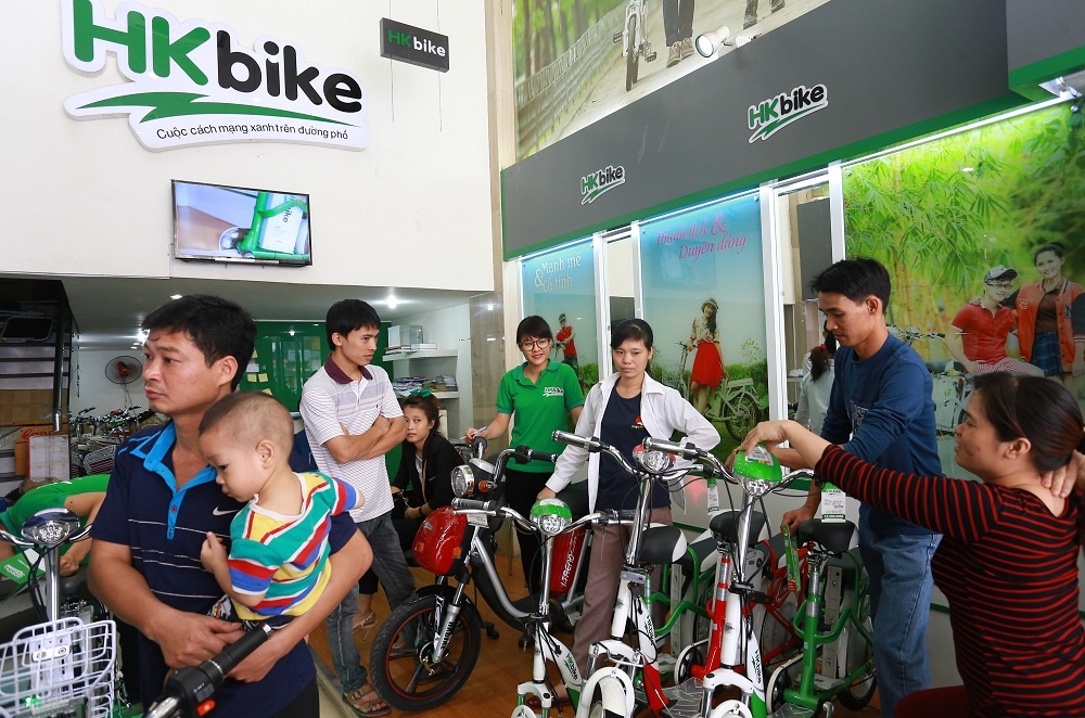 Phụ huynh tranh thủ ngày nghỉ đến showroom đặt xe cho con.