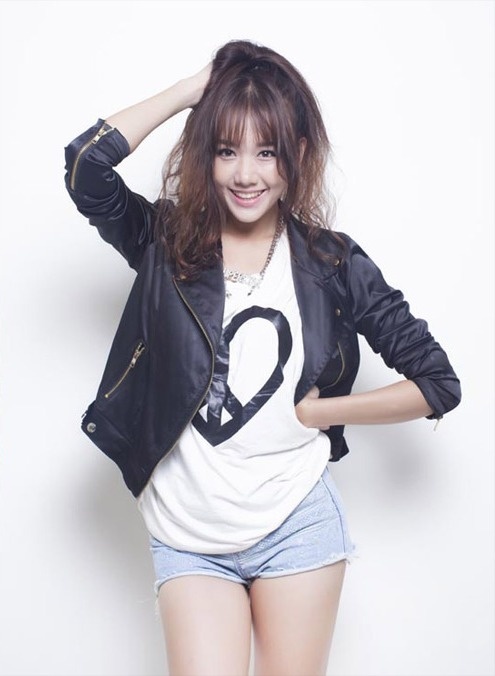 Hari Won đầy nữ tính và đáng yêu.