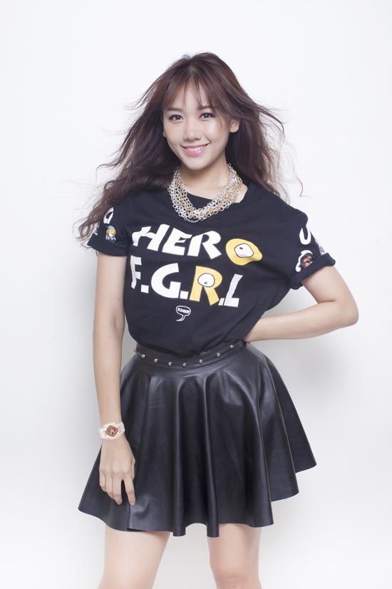 Cô nàng là tín đồ của thời trang cá tính và sành điệu với những phụ kiện độc đáo.Hari Won xinh xắn, đáng yêu xuất hiện tự tin và năng động trong hàng loạt chương trình, sự kiện.