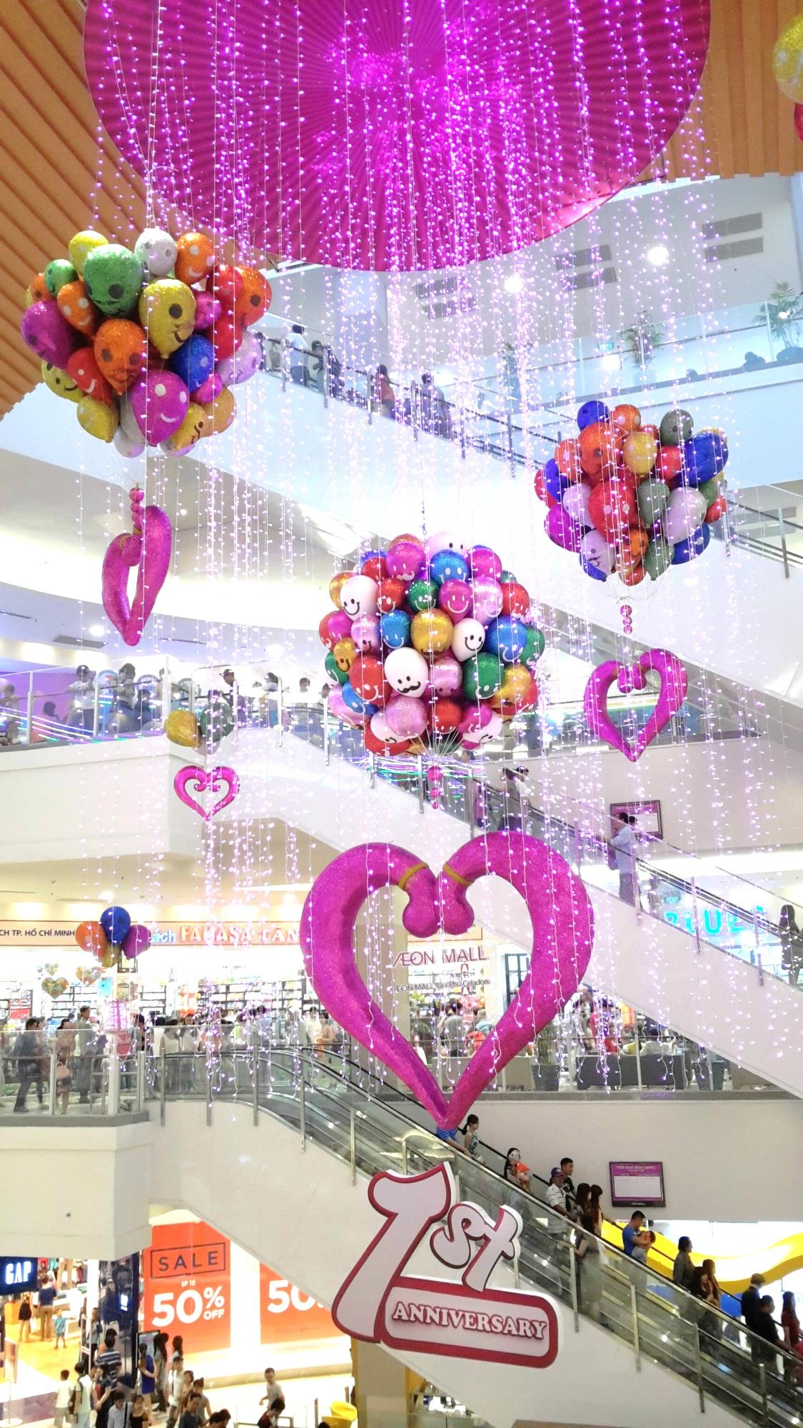 Khung cảnh trang trí độc đáo kỷ niệm một năm thành lập của AEON MALL Tân Phú Celadon.