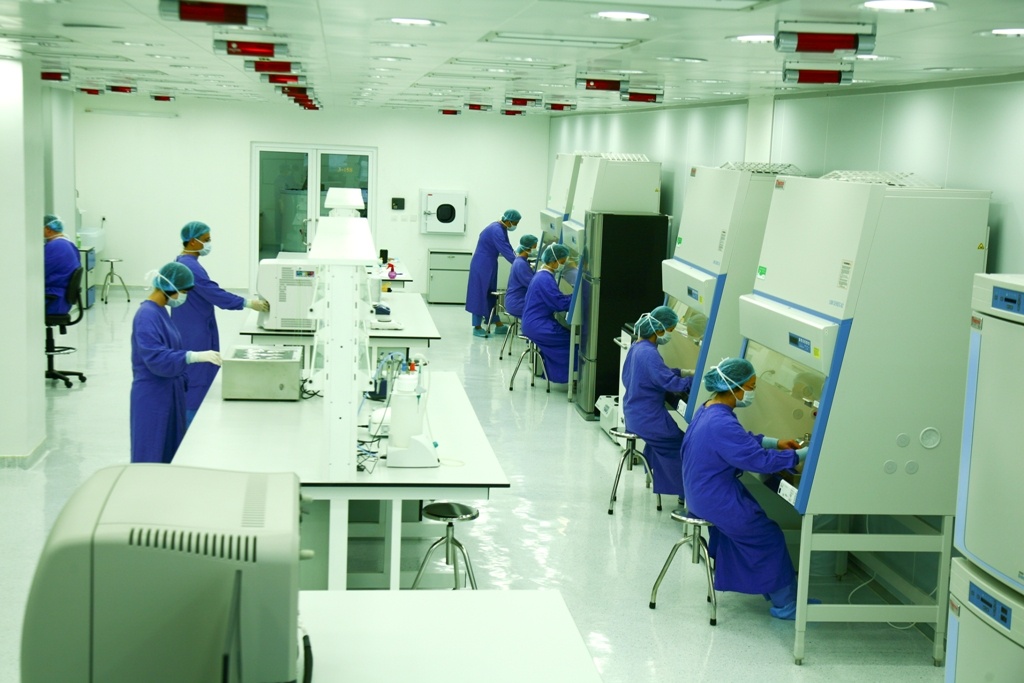 Trung tâm Tế bào gốc và Công nghệ Gen tại Vinmec được đầu tưc trang thiết bị máy móc hiện đại và có các chuyên gia nhiều năm kinh nghiệm. Phòng Công nghệ Tế bào gốc tại trung tâm đạt tiêu chuẩn Quốc tế GMP.