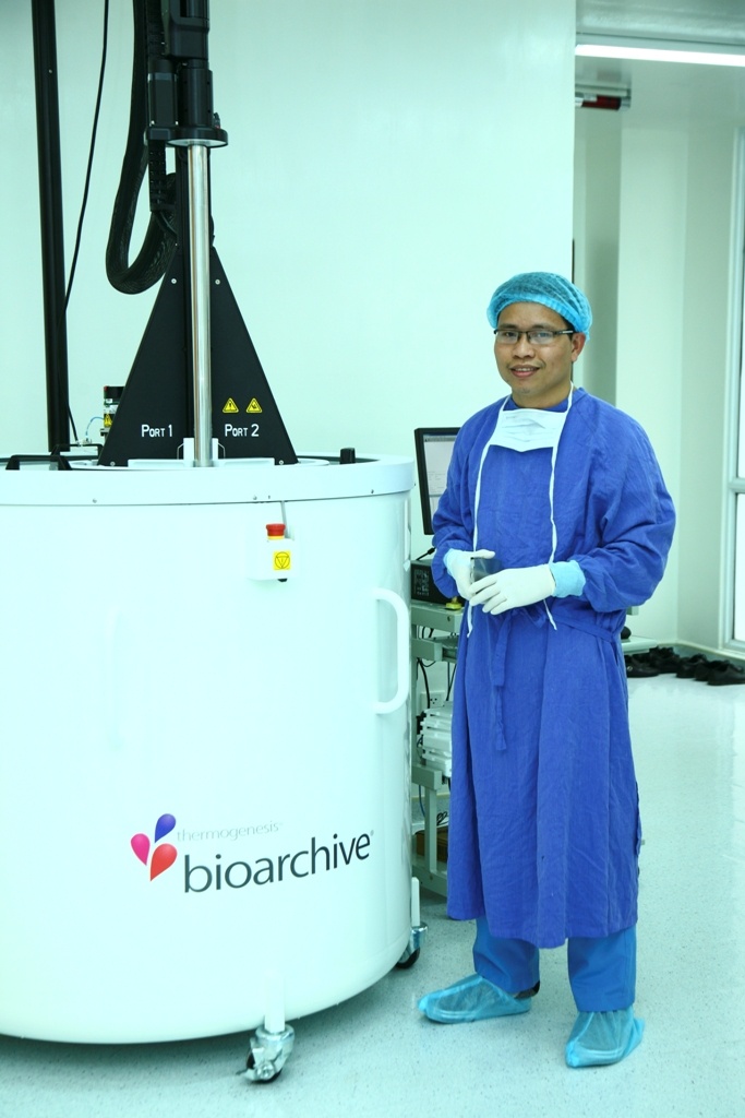 Ngân hàng Máu cuống rốn Vinmec là Ngân hàng Máu cuống rốn đầu tiên tại Việt Nam. Tế bào gốc từ máu cuống rốn được lưu trữ bởi hệ thống công nghệ tiên tiến nhất thế giới BioArchive của hãng Thermogenesis với hệ thống quản lý tối ưu, giúp chất lượng tế bào gốc máu cuống rốn được bảo quản tốt nhất trong môi trường Ni-tơ lỏng trong thời gian tối đa 18-20 năm.