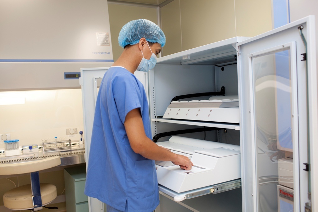 Trung tâm cũng đang triển khai nghiên cứu ứng dụng công nghệ gen và tế bào gốc trong hỗ trợ sinh sản. Trung tâm Hỗ trợ sinh sản Vinmec là trung tâm hiện đại nhất Việt Nam với hệ thống phòng lab tiêu chuẩn quốc tế, các tủ nuôi cấy phôi mini…