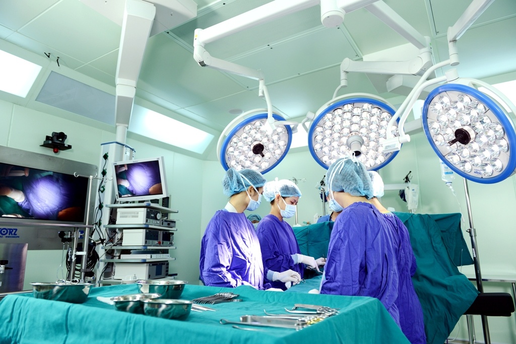 Hệ thống phòng mổ sạch được trang bị hoàn thiện, hiện đại, từ khâu chuẩn bị mổ đến chăm sóc hậu phẫu liên hoàn với hồi sức tích cực.