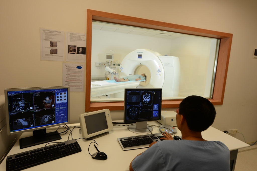 Máy chụp CT scanner 128 lát (Somatom Definition As Plus - Excel Edition) tại Vinmec là hệ thống MSCT 128 lát cắt phiên bản 2011 lần đầu tiên có mặt tại miền Bắc Việt Nam. Máy chụp nhanh, lát cắt mỏng, hình ảnh chất lượng cao, giúp chẩn đoán chính xác các bệnh lý mạch vành, hỗ trợ phát hiện sớm và theo dõi bệnh lý ung thư.