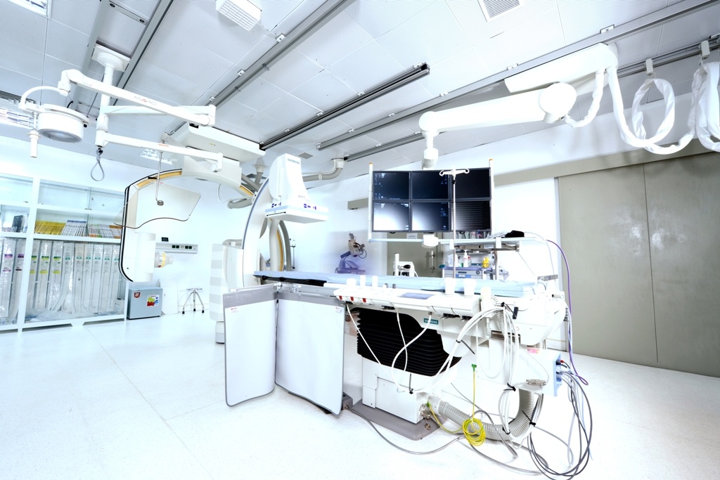 Đây cũng là bệnh viện đầu tiên ở miền Bắc sử dụng thiết bị chụp mạch 2 bình diện (Artis Zee Biplane). Hệ thống chụp mạch máu số hóa xoá nền DSA 2 cho phép thực hiện các kỹ thuật chẩn đoán và điều trị can thiệp tim, mạch máu, bệnh lý khối U ở các cơ quan gan, thận…