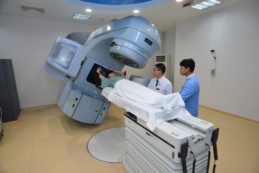 Trung tâm Dịch vụ xạ trị - Khoa Ung bướu của bệnh viện, mặc dù chưa chính thức đi vào hoạt động, nhưng cũng gây được nhiều chú ý với giới chuyên môn bằng việc mạnh tay trong việc đầu tư cơ sở vật chất, trang thiết bị hiện đại. Trung tâm sở hữu máy CT-SIM - một trong những hệ thống chẩn đoán hình ảnh tân tiến. 