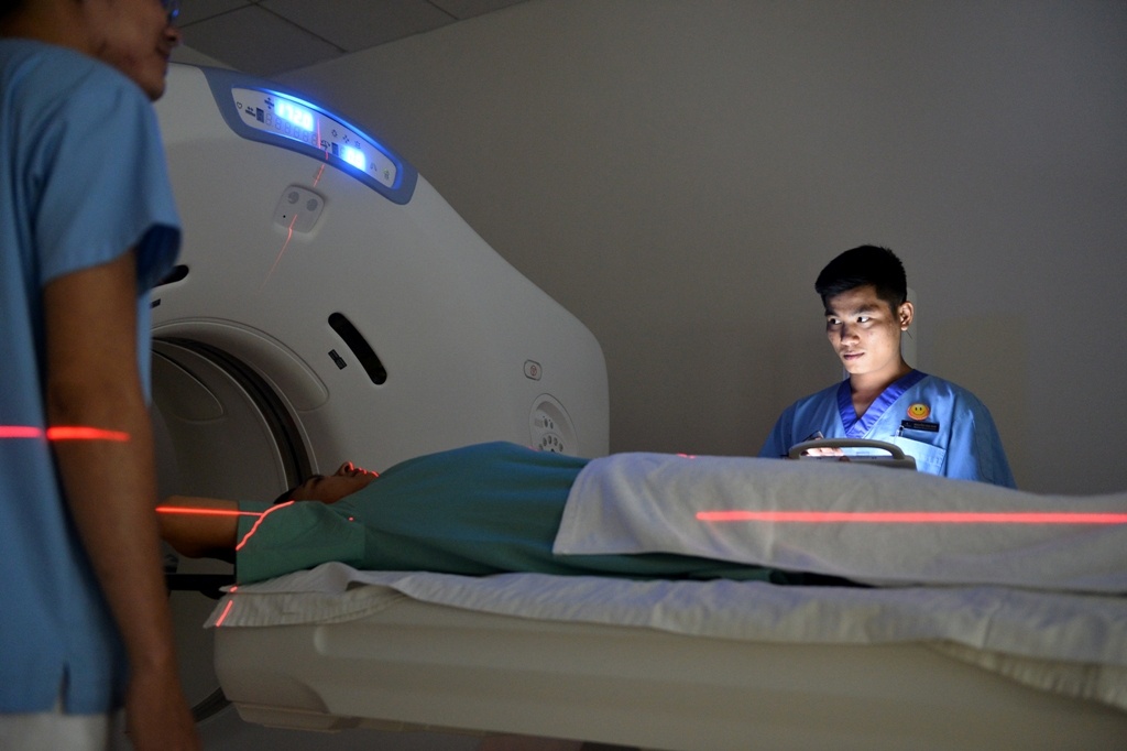 Trung tâm Dịch vụ xạ trị - Khoa Ung bướu của bệnh viện, mặc dù chưa chính thức đi vào hoạt động, nhưng cũng gây được nhiều chú ý với giới chuyên môn bằng việc mạnh tay trong việc đầu tư cơ sở vật chất, trang thiết bị hiện đại. Trung tâm sở hữu máy CT-SIM - một trong những hệ thống chẩn đoán hình ảnh tân tiến.