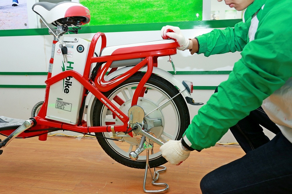 So với ắc quy, bình pin nhẹ nhàng hơn, nên có thể dễ dàng nhấc ra để sạc.