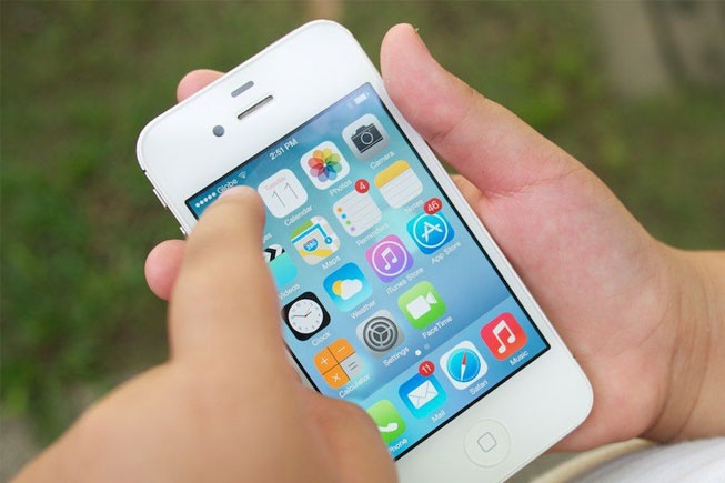 iPhone 4s may cu hang My ban chay dip cuoi nam hinh anh