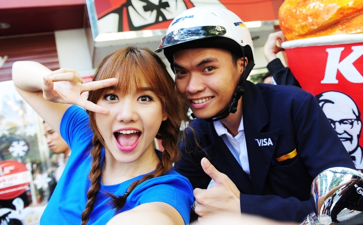 Hari Won gay nao loan khi chup anh selfie giua pho hinh anh