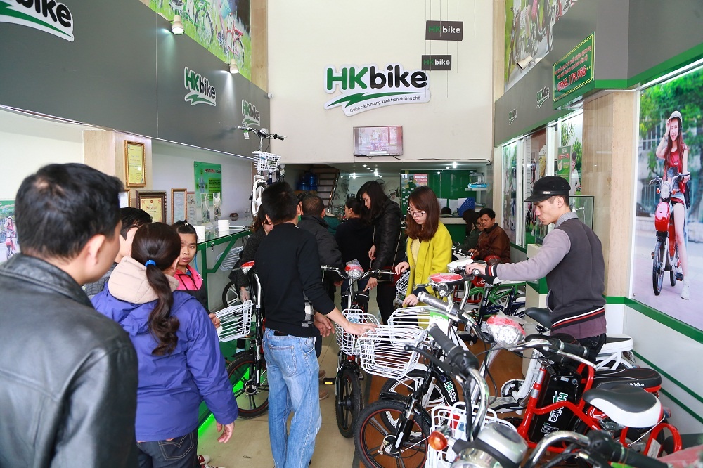 Chen chan mua xe dien hang hieu khuyen mai lon hinh anh