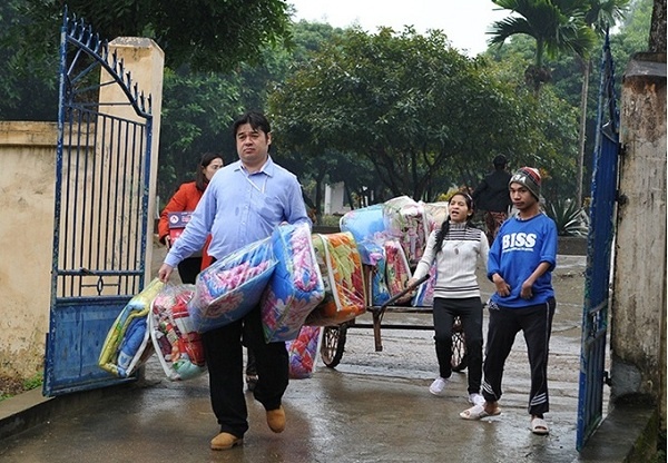 Các món quà như chăn bông, gối, sữa, thức ăn, nhu yếu phẩm đã được đoàn mang đến từ rất sớm.