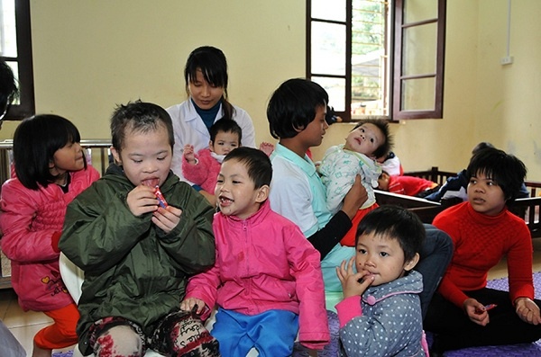 Mùa đông đã ấm hơn với tấm lòng hảo tâm và nụ cười của các em.
