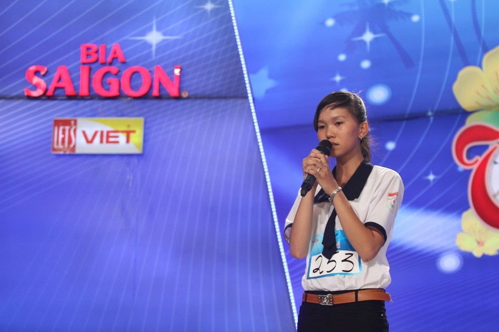 SBD 253 - một trong những thí sinh nhỏ tuổi nhất của Vọng cổ du ca khá rụt rè khi lần đầu đứng trên một sân khấu chuyên nghiệp.