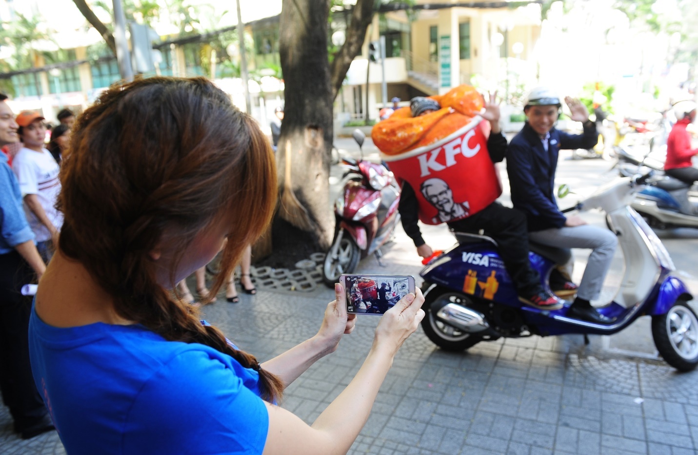 Người bạn mới quen đi chiếc xe VISA thiết kế ấn tượng cùng hộp gà rán khổng lồ.