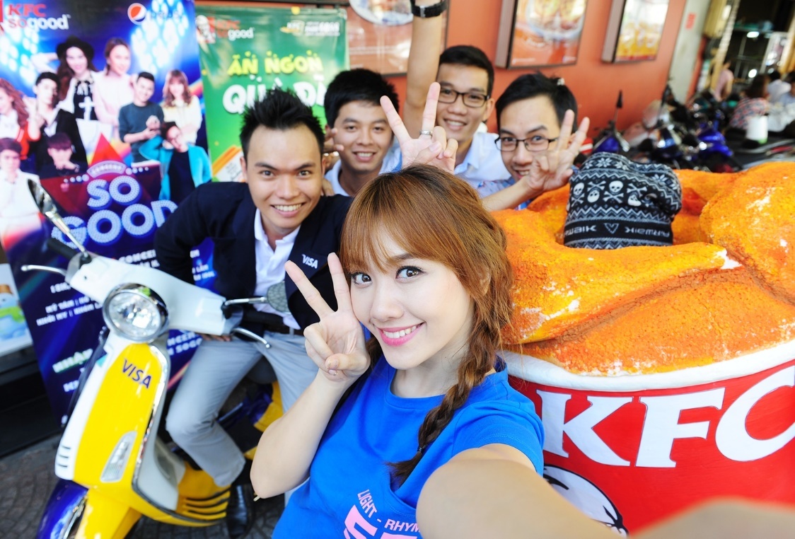 Hari hí hửng khi được biết nếu chụp ảnh cùng anh bạn đặc biệt này, upload hình ảnh lên post hằng ngày của Facebook VISA <insert hyperlink https://www.facebook.com/Visa.com.vn >sẽ có cơ hội nhận ngay thẻ VISA pre-paid đã có sẵn 500.000 đồng trong tài khoản.