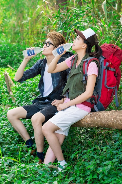 Uống Pocari Sweat giúp cơ thể bù nước nhanh hơn giúp bạn luôn tràn đầy năng lượng trong chuyến đi.